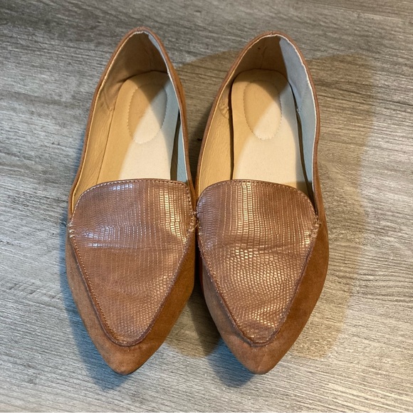 Camel colored pointy toe flats - Picture 1 of 10